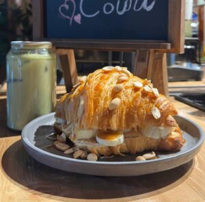 کروسان کره بادوم زمینی گردو عسل